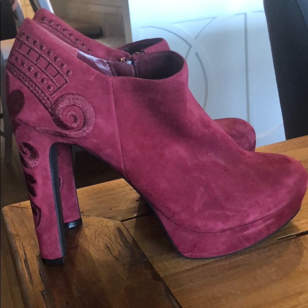 Gianni Bini suede heels